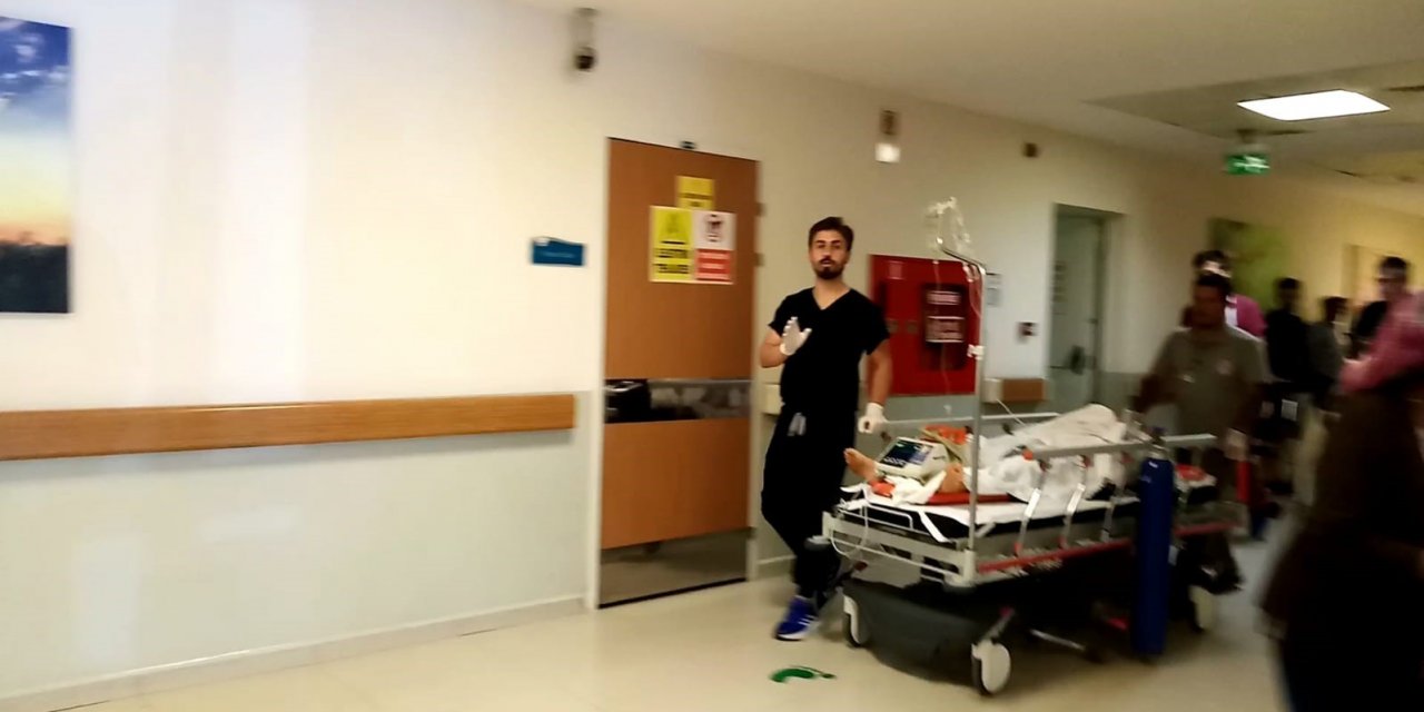 Minibüs ile traktörün karıştığı kazada 3 kişi yaralandı