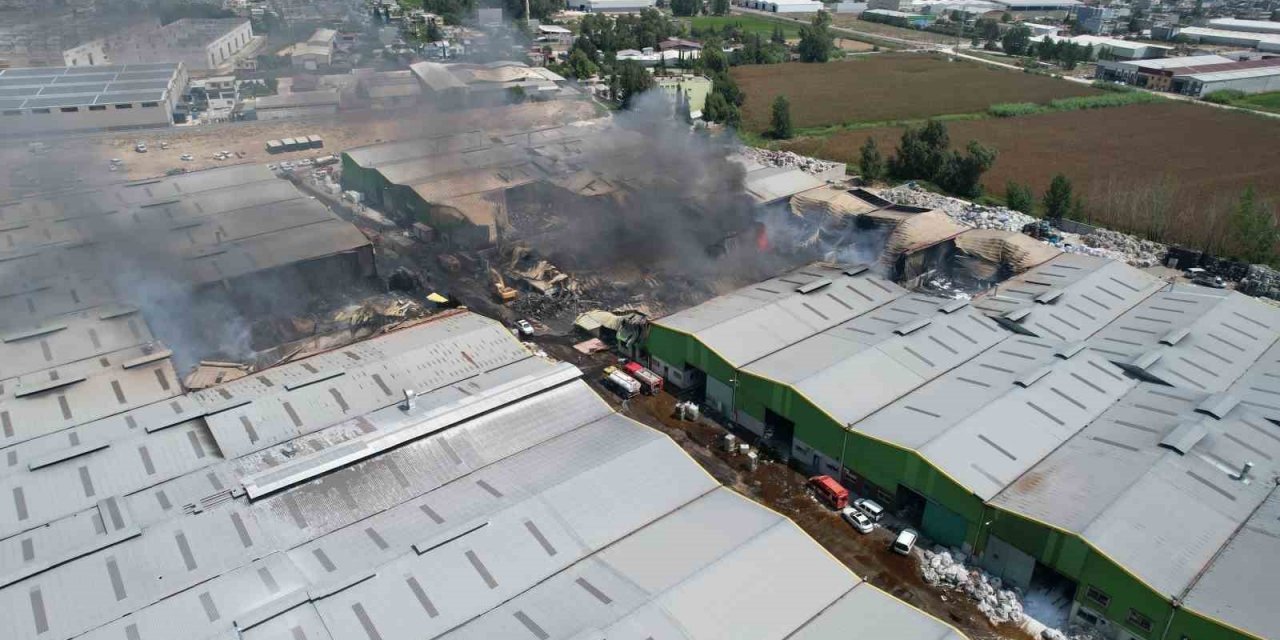 Adana’da 18 iş yerine sıçrayan yangının tahribatı dron ile görüntülendi