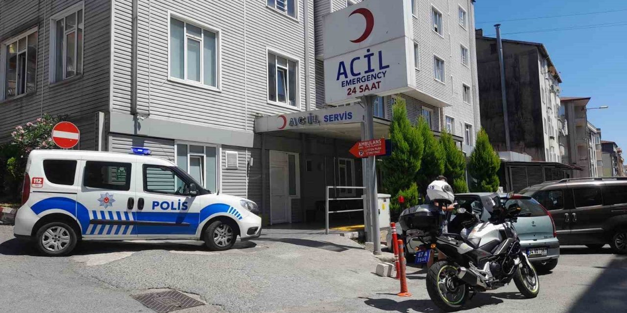 Otomobil sürücüsü geri manevra yaparken yayaya çarptı