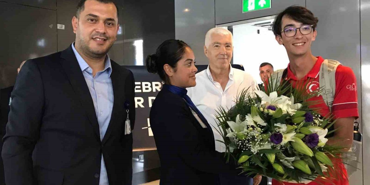 Dünya şampiyonu milli okçu Mete Gazoz, İstanbul’a geldi