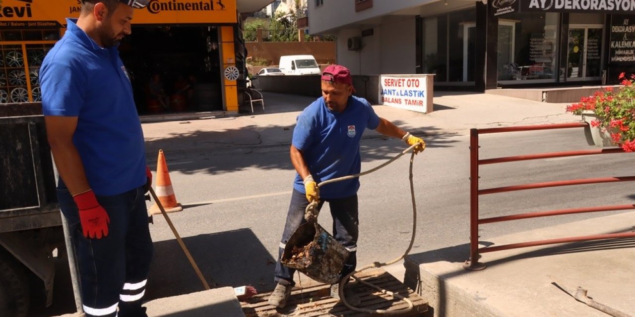 Yalova Belediyesi’nden mazgallarda temizlik