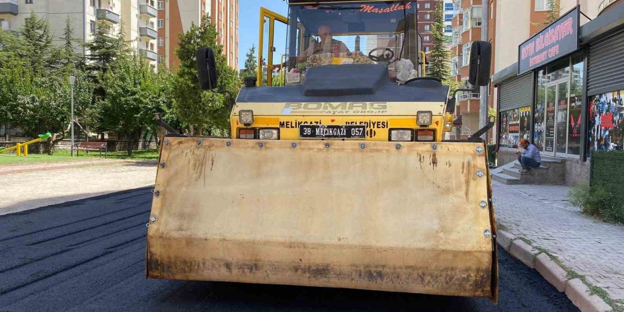 Sakarya Mahallesi’nde 5 sokakta asfalt yenileniyor
