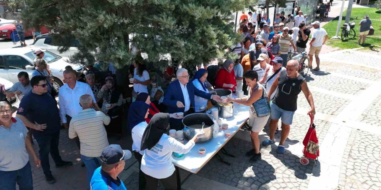 Burhaniye Belediyesi’nden geleneksel aşure hayrı