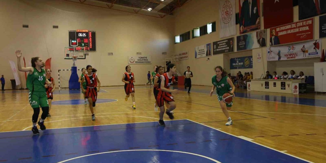 Yıldızlar ligi çeyrek final heyecanı Burhaniye’de yaşanıyor