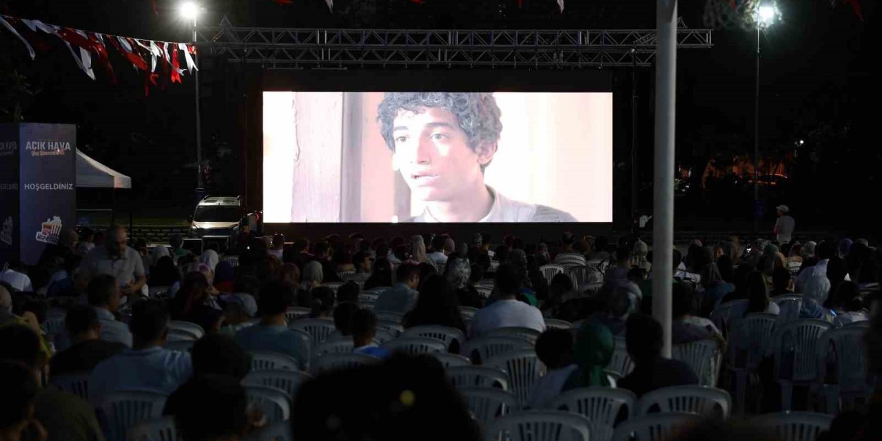 Sultangazi’de açıkhava sinema keyfi ‘Müslüm’ filmiyle Başladı