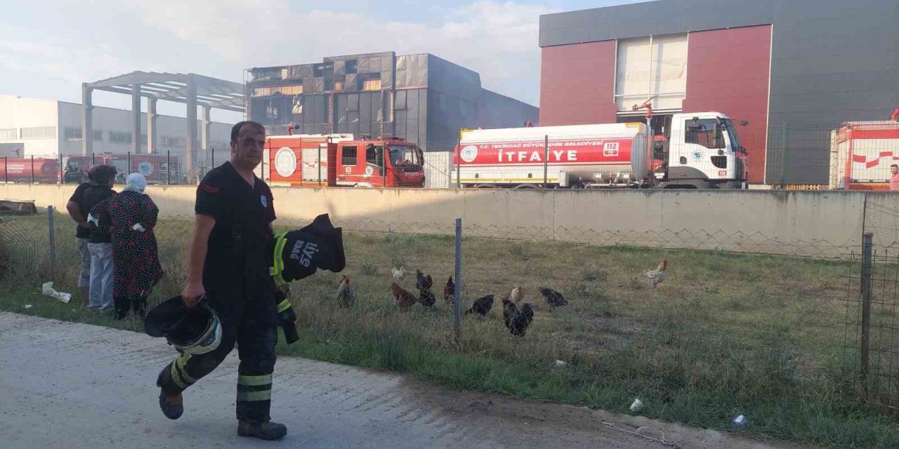 Kimya fabrikasındaki yangında soğutma çalışmaları sürüyor