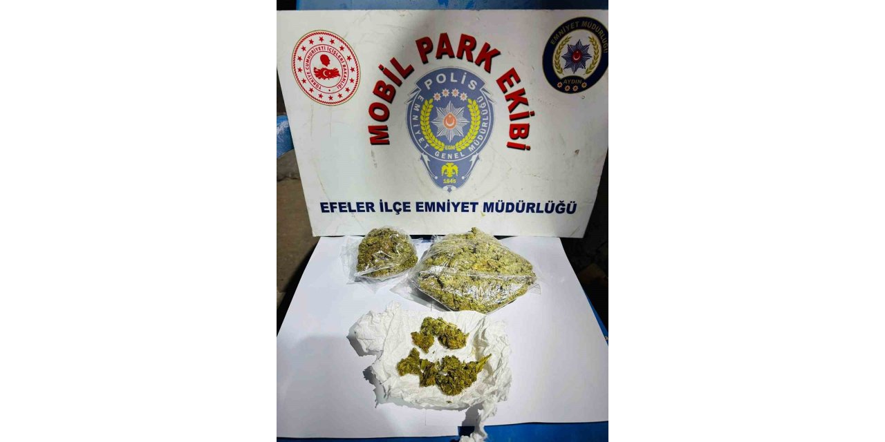 Uyuşturucu dolu poşetten kurtulmaya çalıştılar, polisin dikkatinden kaçamadılar