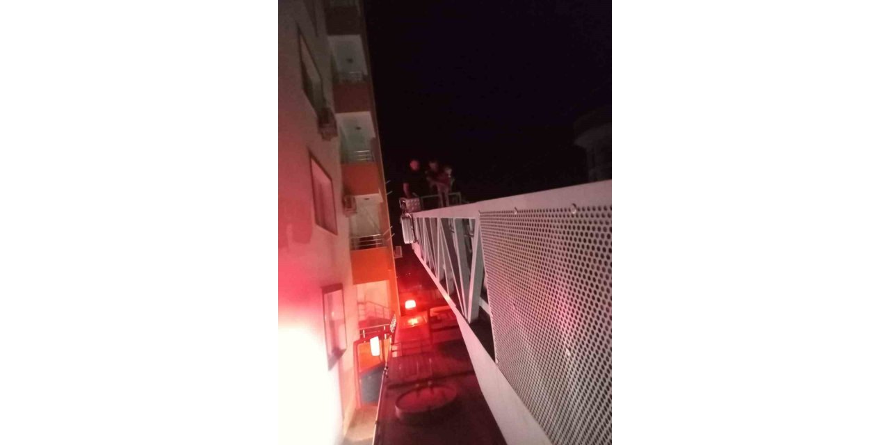 Evde mahsur kalan 2 yaşındaki çocuğu itfaiye kurtardı