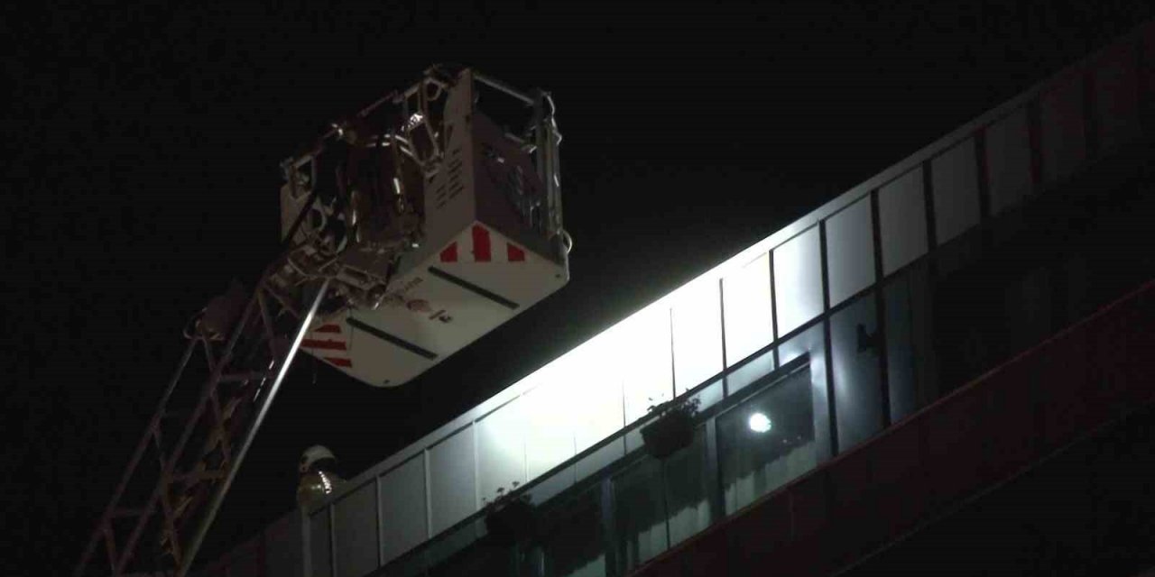 Pendik’te lüks bir sitenin çatısı yandı, itfaiyenin soğutma çalışması sürüyor