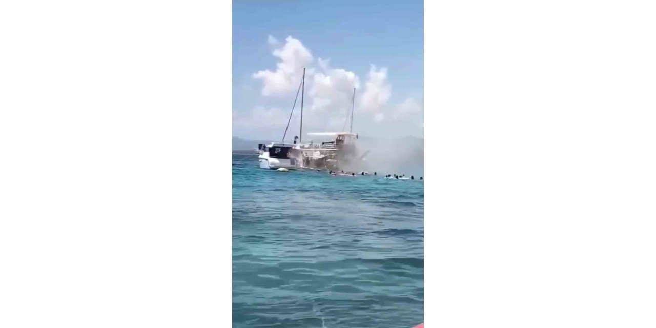 Tur teknesinde yangın dehşeti: Yolcular denize atlayarak canını kurtardı