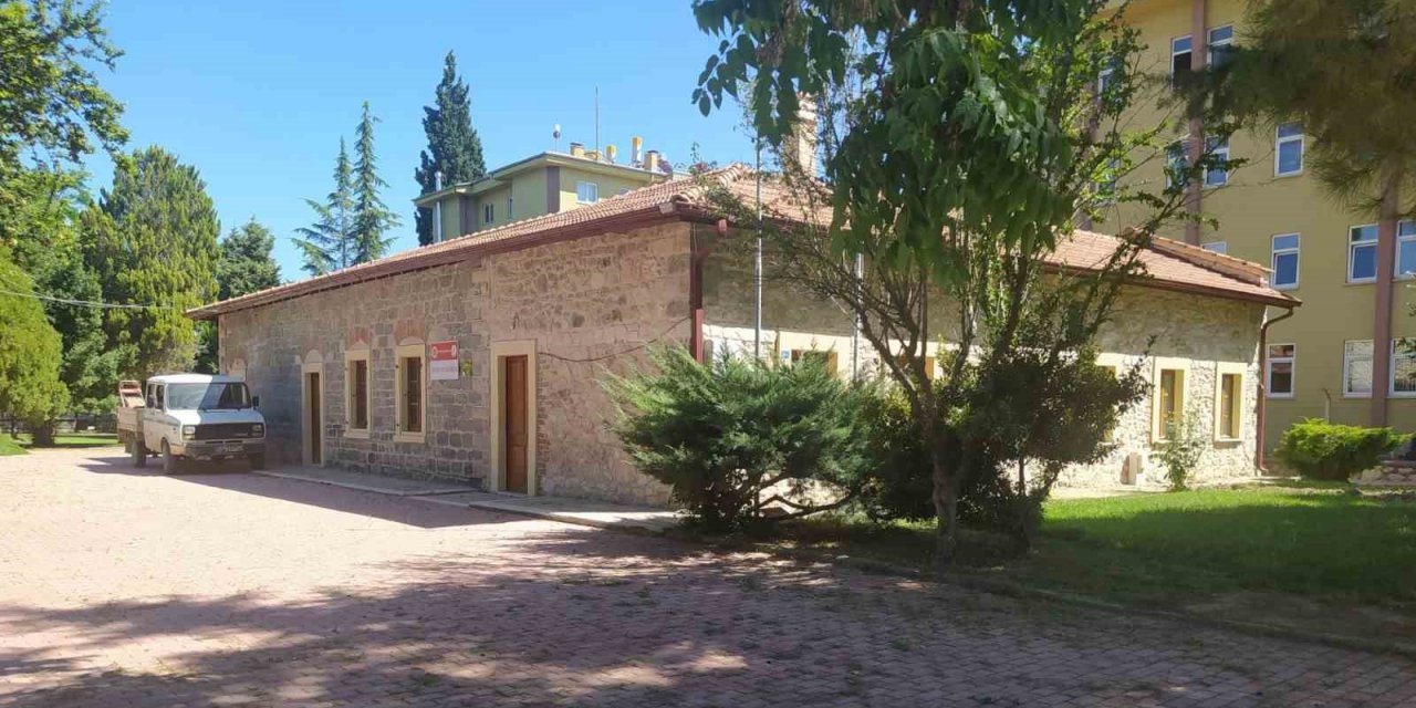 Çivril’de daha karar alınmadan asılan tabela meclis üyelerini şok etti