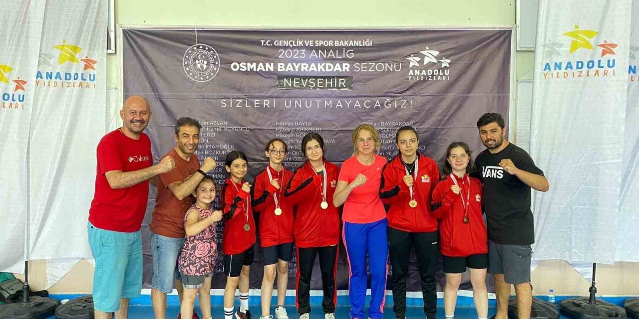Kayseri Kız Takımı badmintonda birinci oldu
