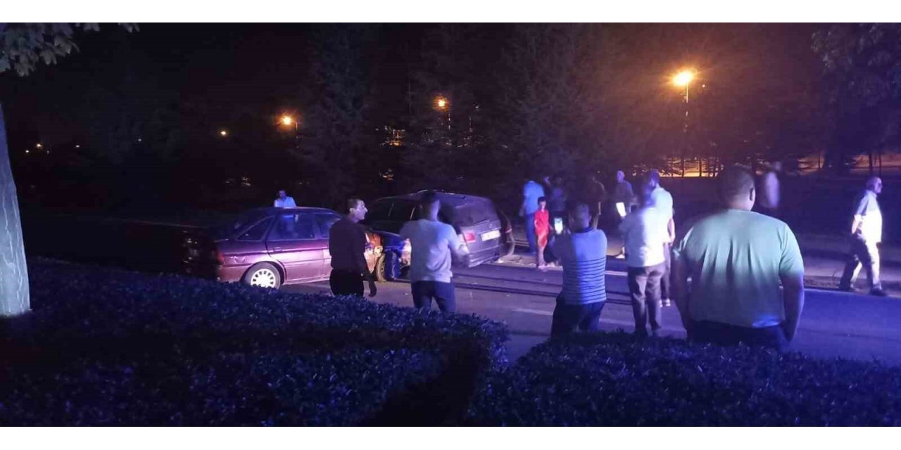 Birbiriyle çarpışan 2 araç kullanılamaz hale geldi