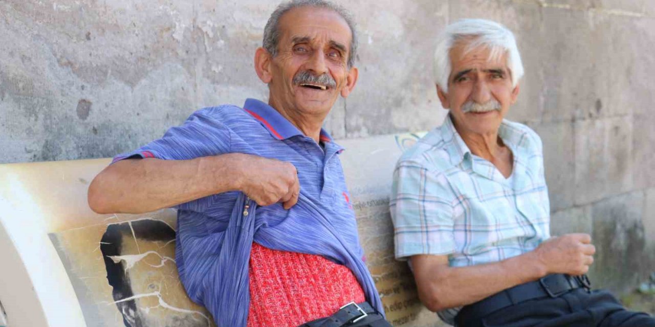 Sivas’ta kavuran sıcağa rağmen terk edilmeyen alışkanlık görenleri hayrete düşürdü