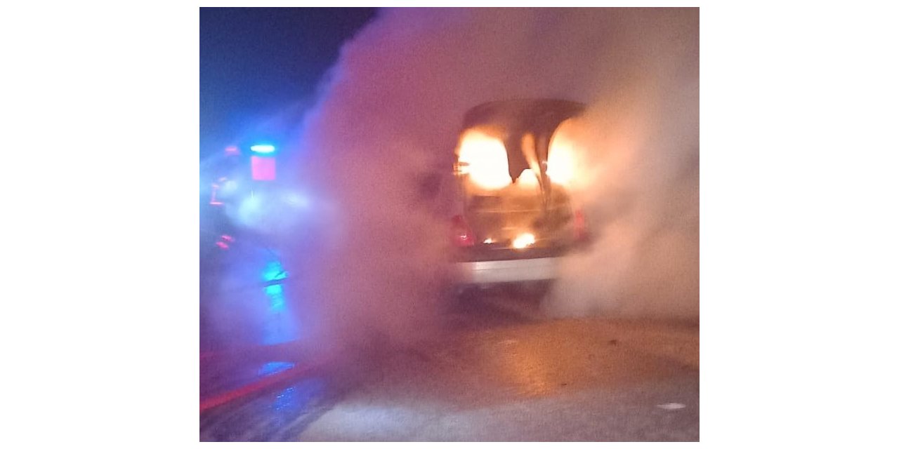 Alev alan otomobil kullanılmaz hale geldi