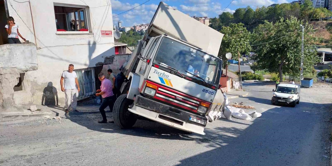 Gaziosmanpaşa’da freni patlayan kamyon bir evin duvarını yıkarak durdu