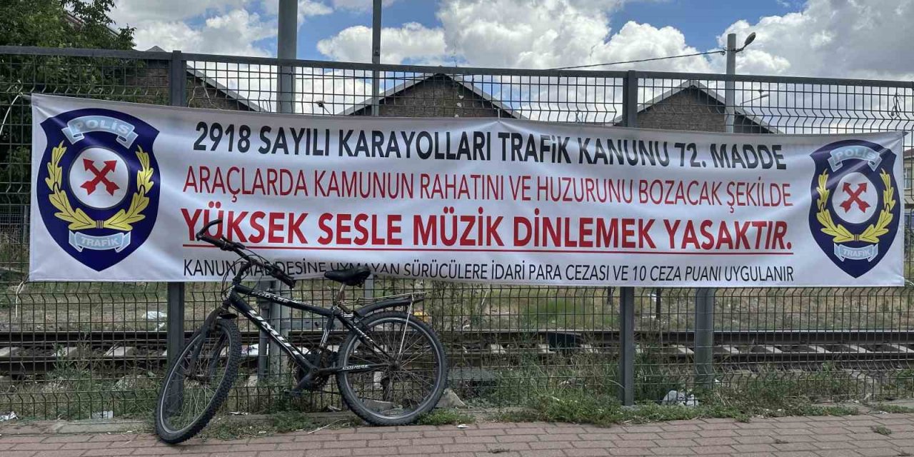 Yüksek sesli müziğe pankartlı uyarı