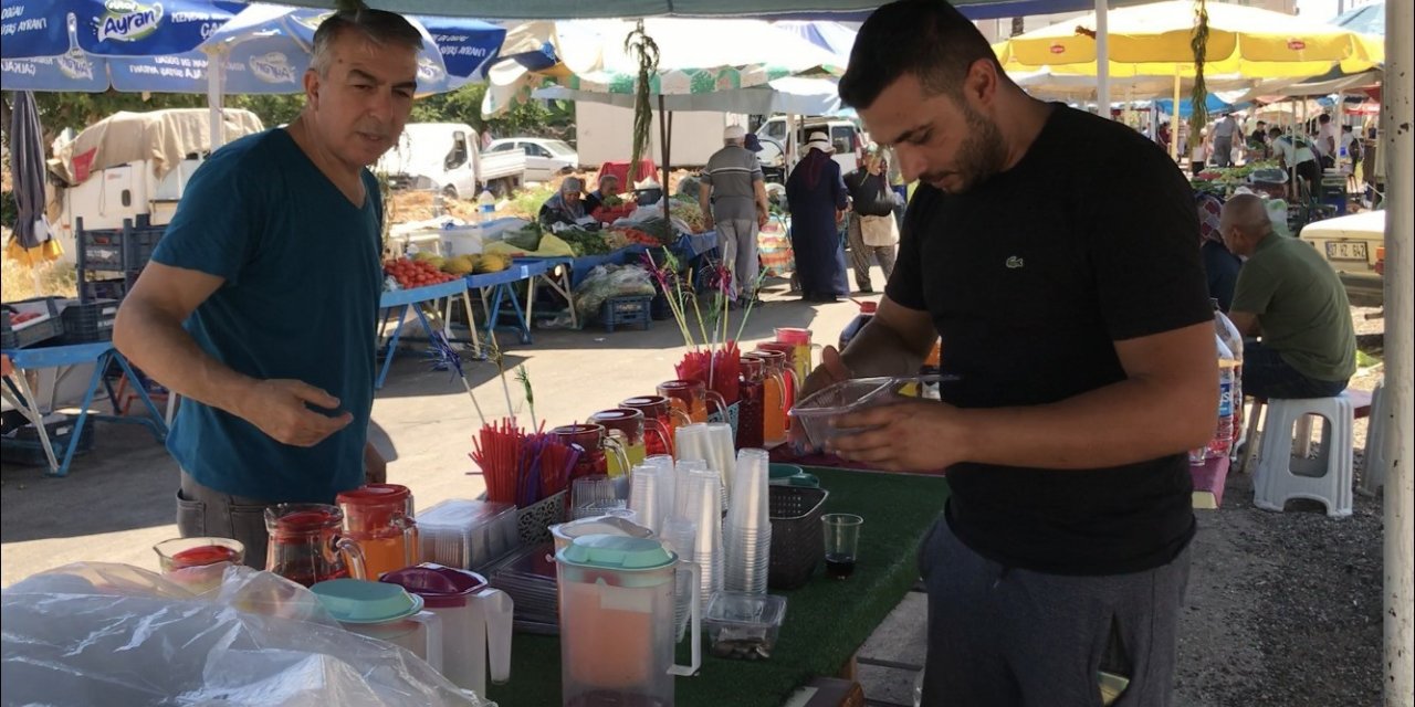 Toros Dağları’nın zirvesinden çuvallarla getirdikleri karları bardak bardak satıyorlar