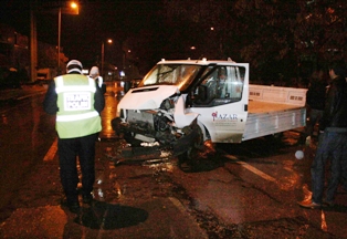 Refüje çıkan kamyonet ağaca çarptı