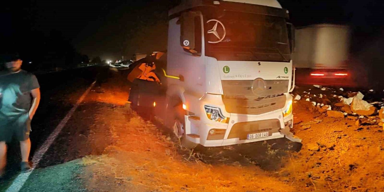 Diyarbakır’da taş yüklü tır refüje devrildi