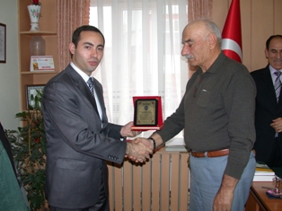 Eski başkana teşekkür plaketi