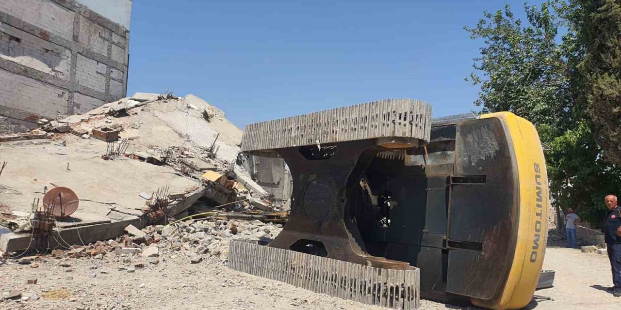 İş makinesi yıkım esnasında devrildi