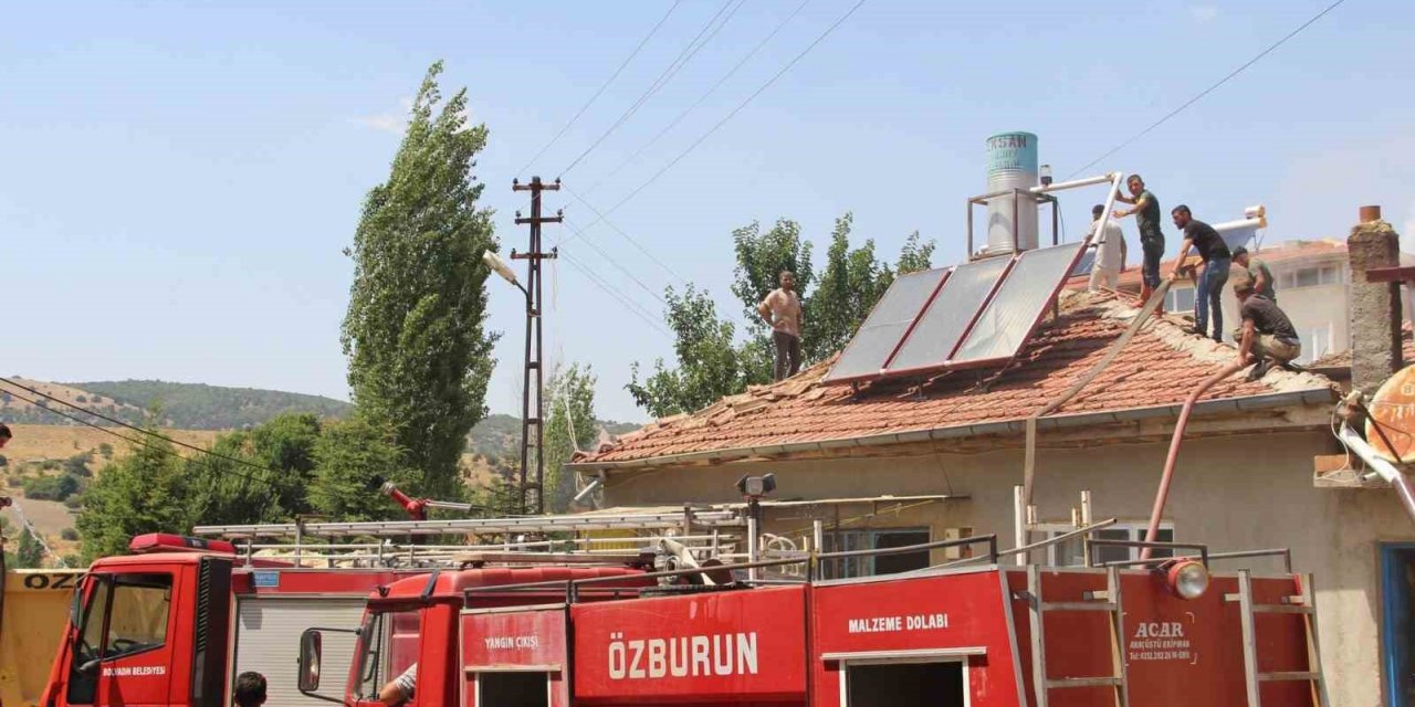 Tandırdan sıçrayan alevler iki ev ve samanlığı yaktı