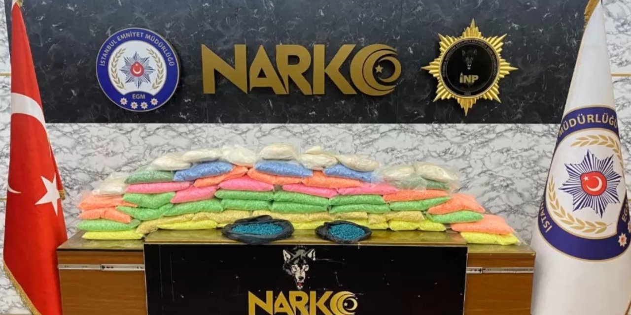 Şüphe üzerine durdurulan araçta 565 bin uyuşturucu hap ele geçirildi