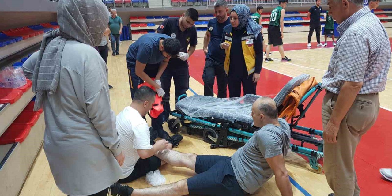 Kavgayı ayırmak için tribünden atlayan şahsın ayak bileği kırıldı