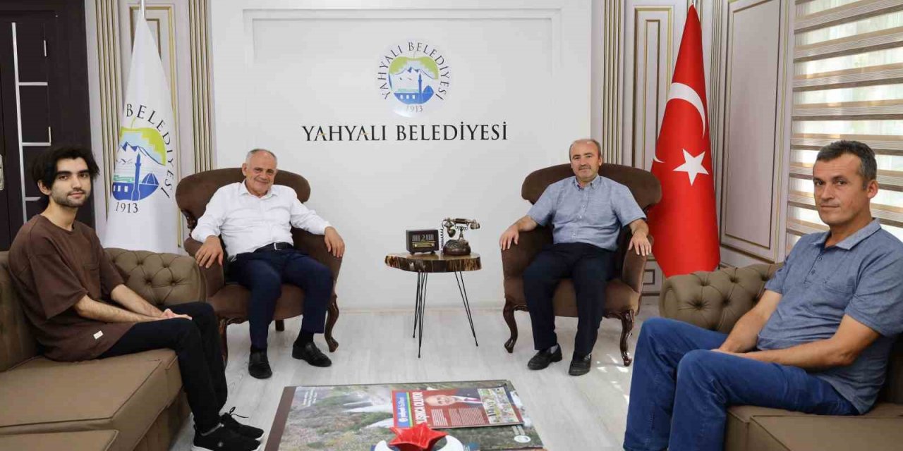 Başkan Öztürk Başarılı Öğrenciyi Ödüllendirdi