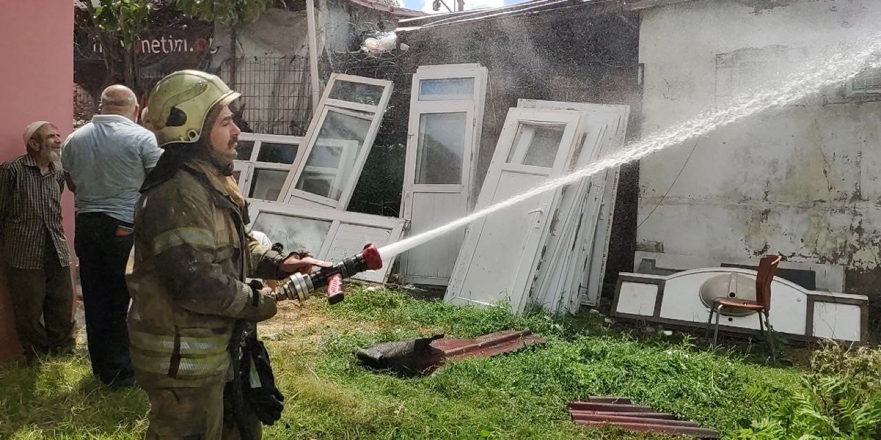 Sultangazi’de elektrik direğinden kopan kablo gecekonduyu küle çevirdi