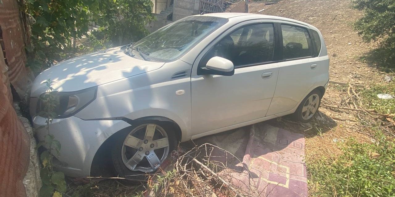 Yoldan çıkan otomobil bahçe duvarına çarptı