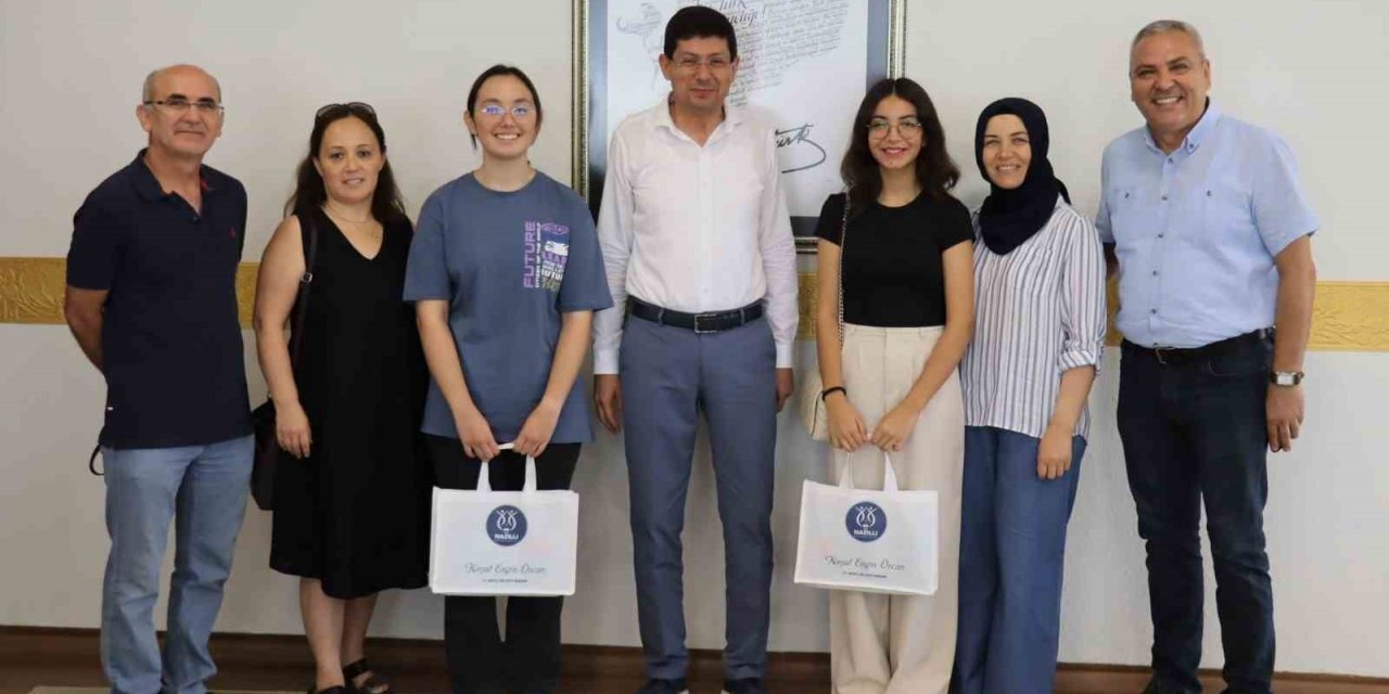 LGS Türkiye birincilerine Başkan Özcan’dan ödül