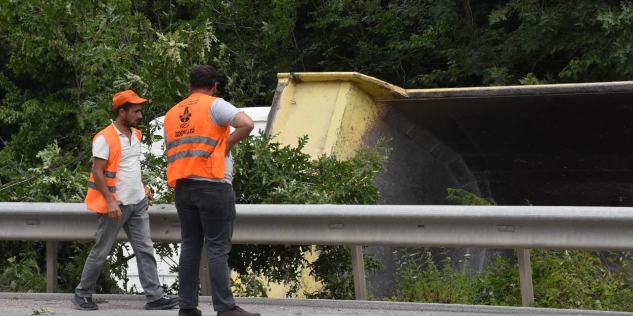 Sinop’ta kamyon devrildi: 1 yaralı