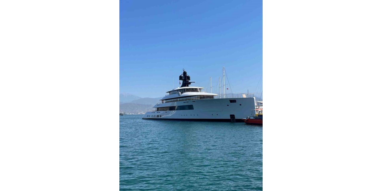 Süper yat “Pi”, Fethiye’de yakıt ikmali yaptı