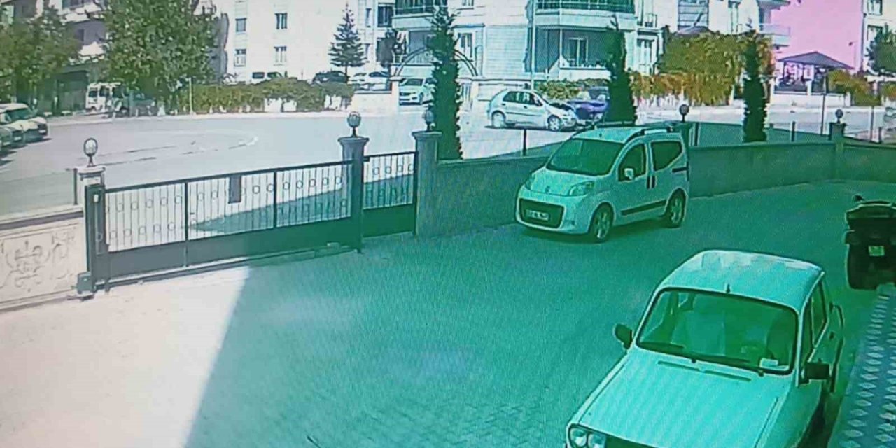 Kaza anı saniye saniye güvenlik kamerasına yansıdı