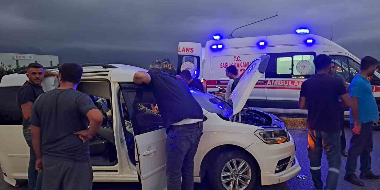 Hafif ticari araçla çarpışan tır devrildi: 2 yaralı