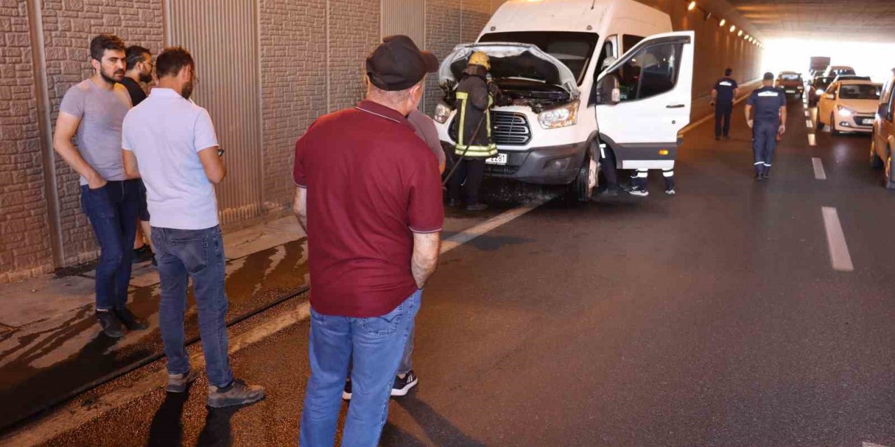 Kayseri’de faciaya ramak kaldı: İşçi servisi yangını söndürüldü