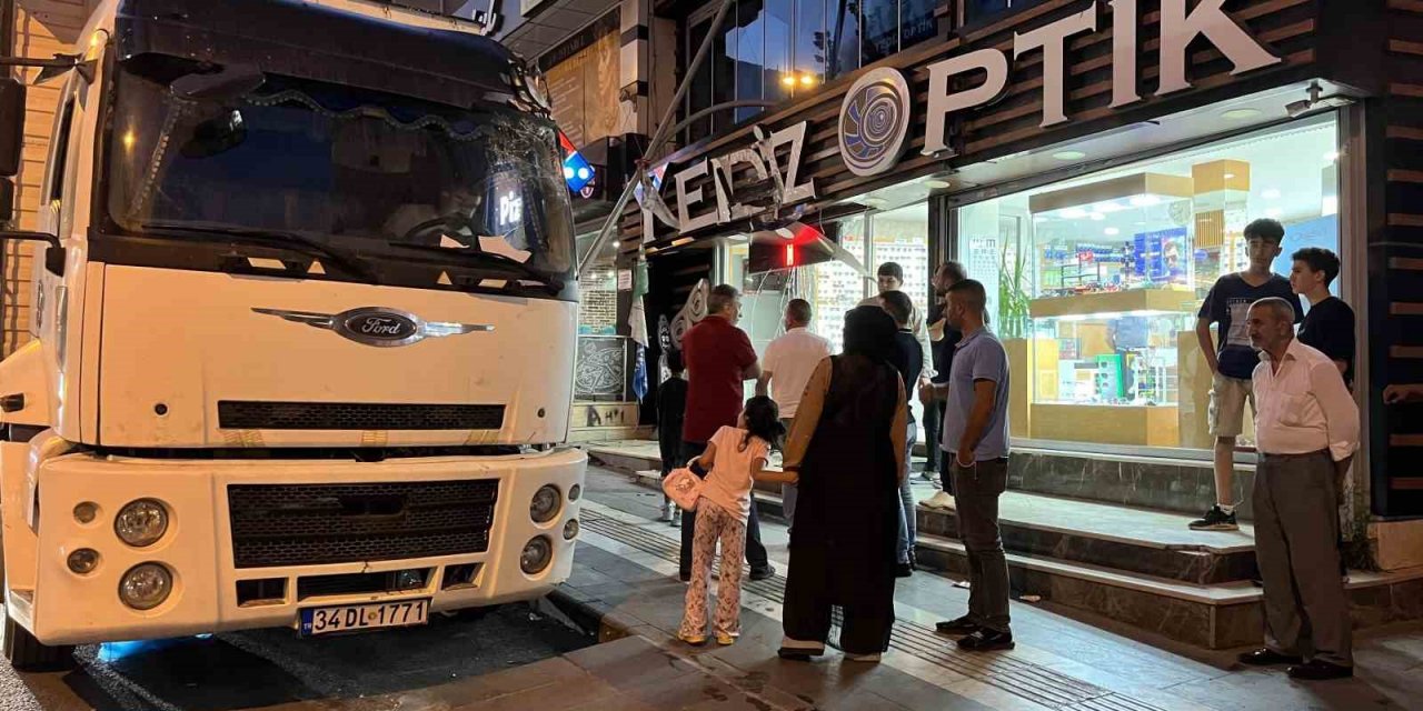 Esenyurt’ta park halindeki kamyon optik dükkanına çarptı