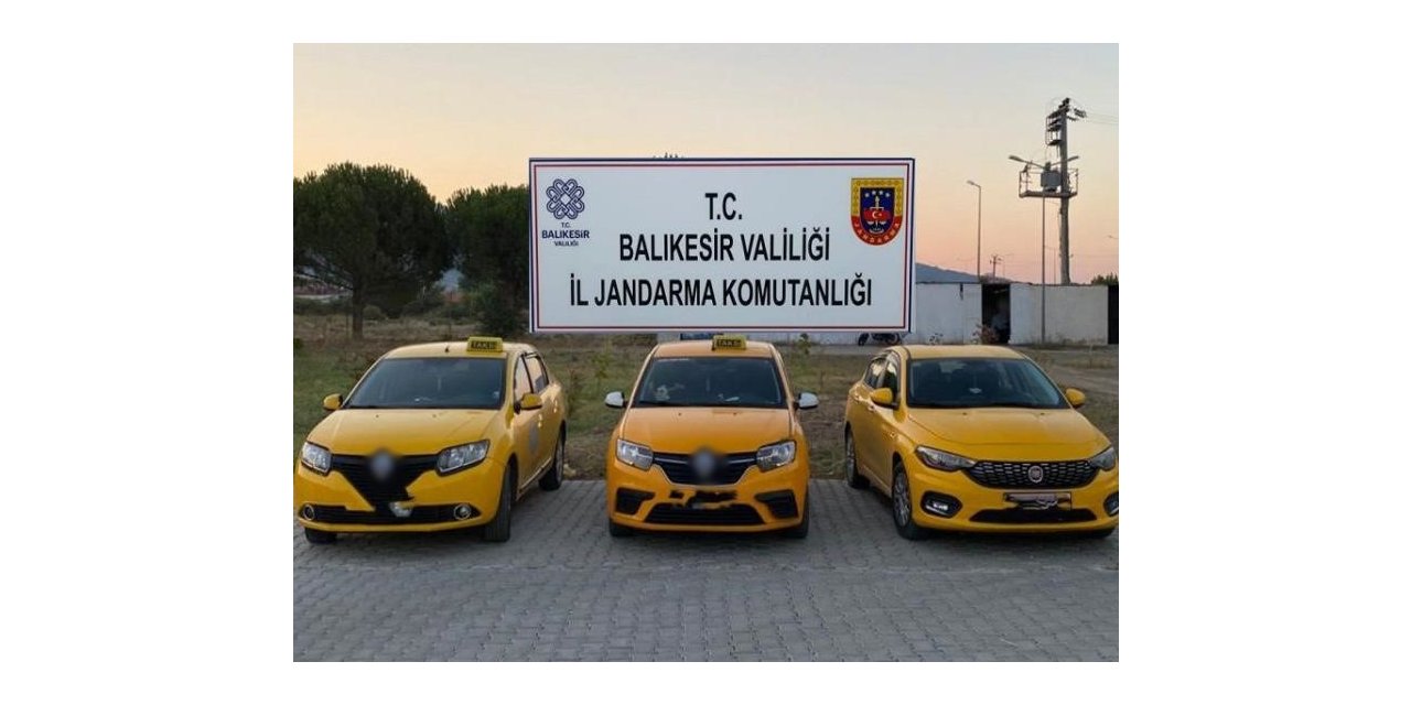 Ayvalık’ta taksici kılığındaki göçmen kaçakçıları yakalandı