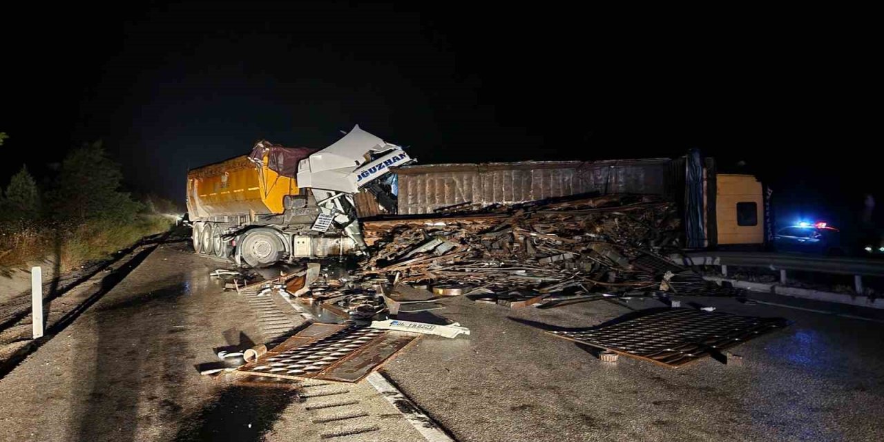 Tır, önünde seyreden hurda yüklü kamyona çarptı: 2 yaralı
