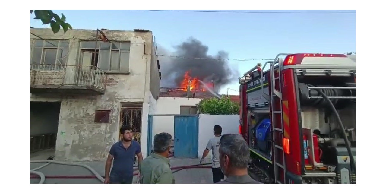 İzmir’de korkutan yangın: 2’si metruk toplam 5 ev zarar gördü