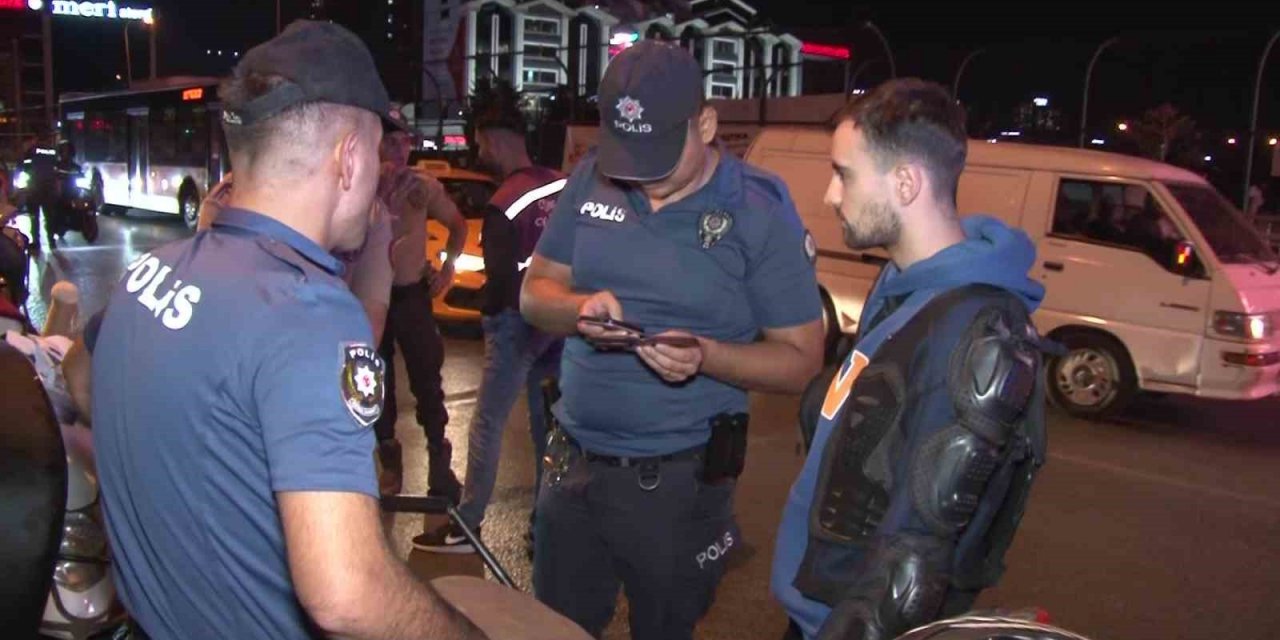 Ümraniye’de kurallara uymayan motosiklet sürücülerine ceza