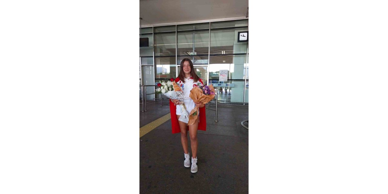 Dünya şampiyonu Defne, memleketi Buldan’ı gururlandırdı