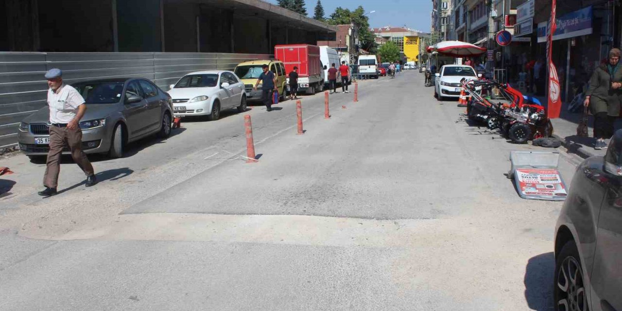 Yoldaki bu çukur 2 aydır kapatılmayı bekliyor