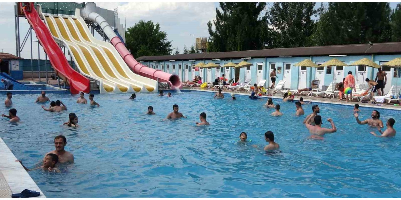 Sıcaktan bunalan vatandaşlar termal havuzlara koşuyor