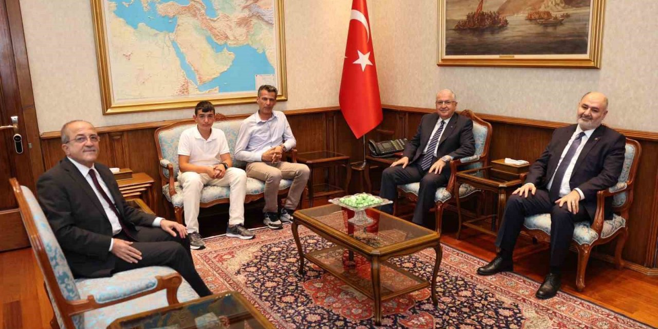 Bakan Güler, LGS Türkiye ikincisi Muhammet Halil Yazar ile bir araya geldi