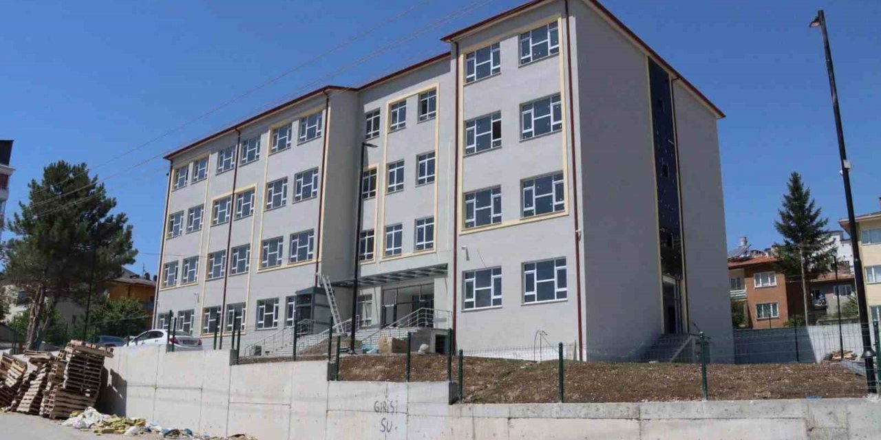 Eğitim öğretim sezonuna yetiştirilmek istenen okullarda yoğun mesai