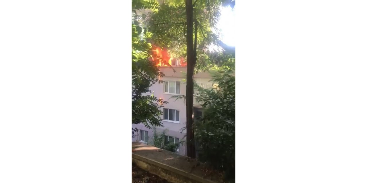 Bursa’da 4 katlı apartmanın çatısı alev alev yandı