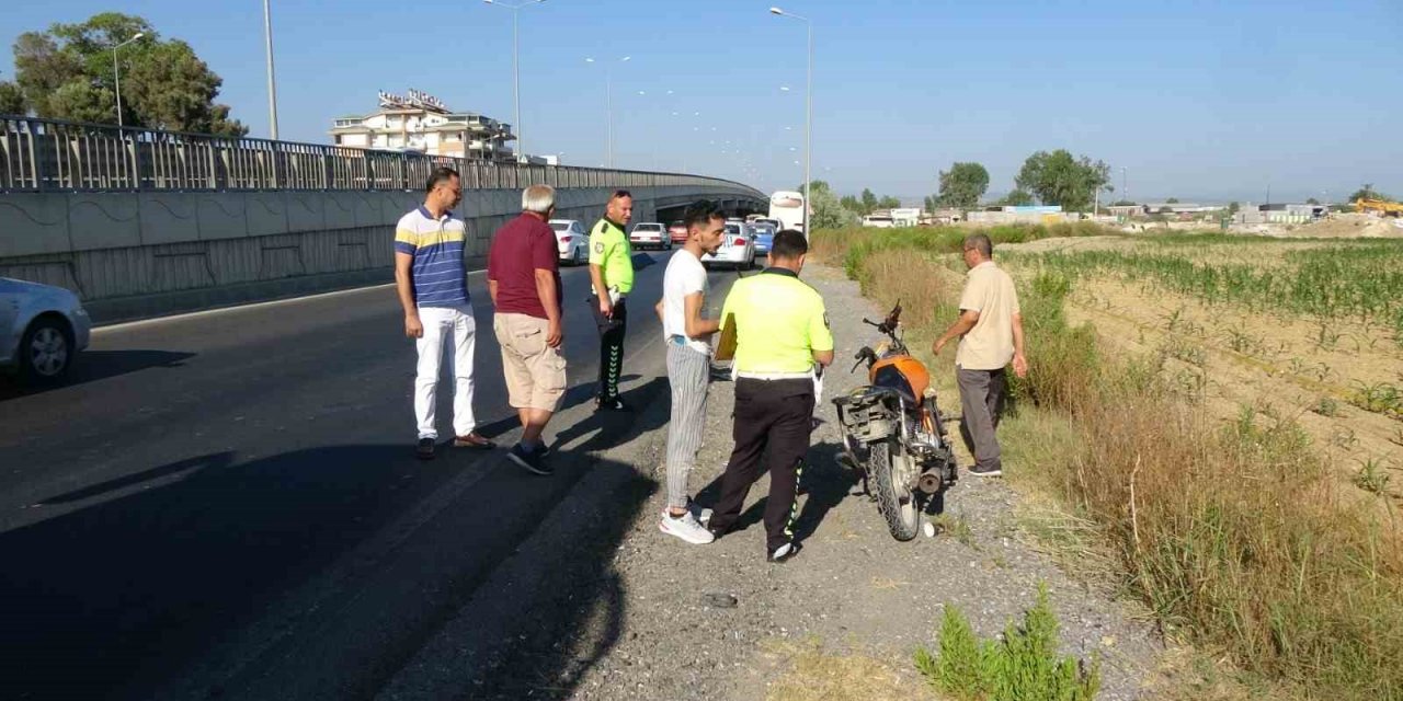 Servis otobüsünün önünden geçti, motosikletin altında kalarak yaralandı